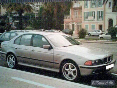 BMW E39 528i  - Før bilen blev ombygget. (Nej, vi har ikke palmer i Faxe. ;) Billedet er fra en ferie i Monaco. Derfor palmerne i baggrunden) billede 10