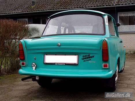 Trabant 601 S  - Nyt billede med den nye kofanger... Chevrolet Impala 59`er dækket ned i baggrunden.. skal totalrenoveres! billede 8