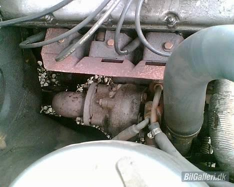 Volvo 245 Turbo (SOLGT) - Her ser vi så Volvoens turbo som er vandkølet - dejligt om vinteren fordi så bliver den jo hurtig varm! billede 12