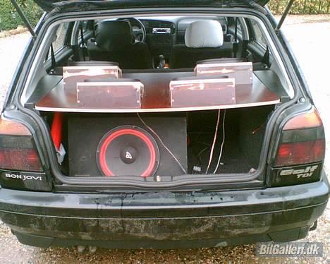 VW Golf 3 Tdi  *Solgt* - Mit Anlæg. Bassen var en jeg lånte. Anlægget blev målt til 117db billede 7