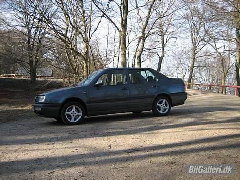 VW Vento 1.8 CLX SOLGT - Hvis man kigger efter, kan man se at der er sket lidt jo... billede 3