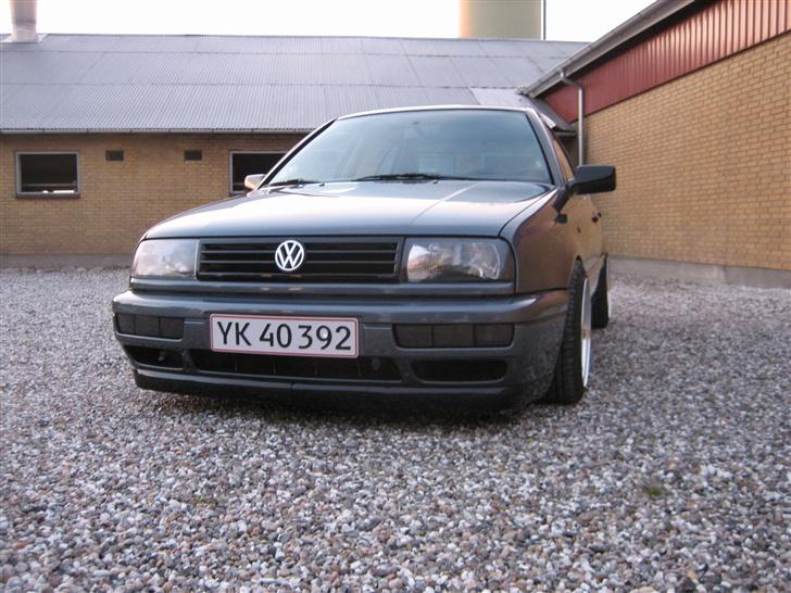 VW Vento 1.8 CLX SOLGT - Synes selv effekten af de blanksorte dele er blevet ganske god, og så er det megapraktisk... billede 4