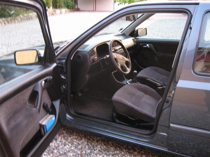 VW Vento 1.8 CLX SOLGT - Kabinen, krom håndtag og Golf 4-gearknop, samt krom gearramme, og ny HU billede 5