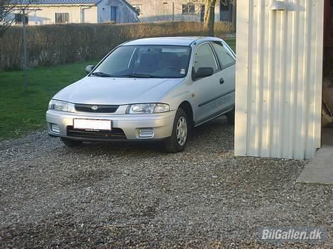 Mazda 323 1,3 16v billede 1