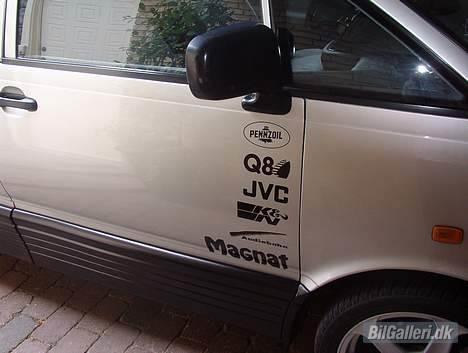 Toyota Previa 2,4 - Nogen syndes det er totalt coolt, andre syndes det er plat, jeg syndes det pynte på en varevogn, det giver den et mere sportsligt look billede 3