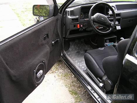 Ford Escort Mk3  - 8´´ JBL højtaler i dørsiden, spartlet ind og ombetrukket beklædning billede 5