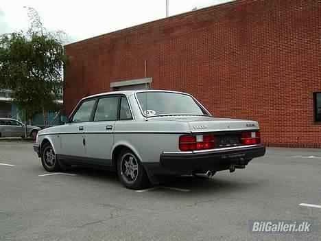 Volvo 240 GL - Nok det bedste billede der nogensinde er taget af Volvo´en, desværre er det efterhånden halvgammelt.. billede 1