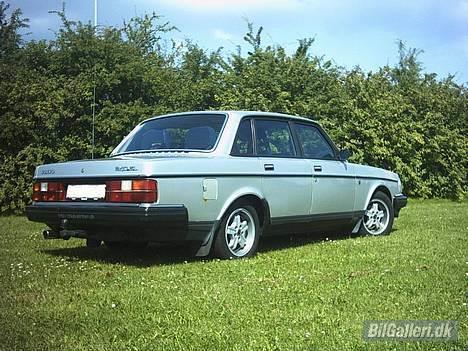 Volvo 240 GL - Ser ses så rusten på bagskærmen, som gerne skulle blive udbedret omkring oktober/november måned, samtidig med den får 4 friske låger. (Døre) billede 5