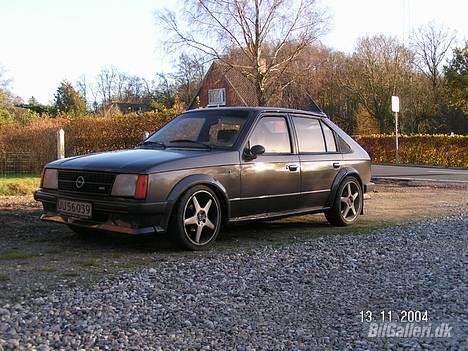 Opel Kadett D GTE  FILUR - 2. gang jeg malede den.. Farven er en blanding af restfarver... fedt resultat! billede 2