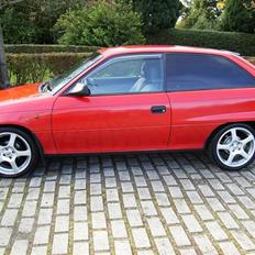 Opel Astra F   har fået ny også i rød