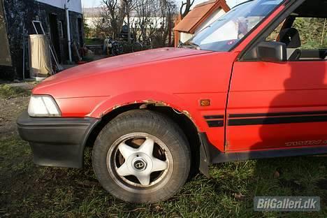 Toyota Corolla gt.Ae82.Twinneren - Der mangler den plastic kant der sidder på skærmen nogen der ligger inde med en eller ved et sted de har dem gerne til begge sider. billede 2