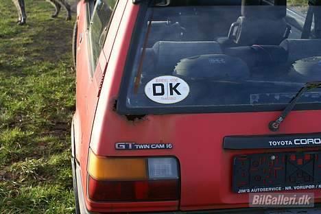 Toyota Corolla gt.Ae82.Twinneren - Næsten alt er rusten. Det bedste på bilen er nok motorhjelmen. Her ses det igen GT. billede 3