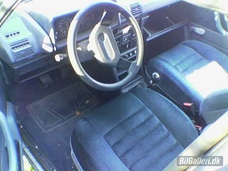 Peugeot 305 cristal "DØD" - Vildt lækker kabine med bløde velur sofasæder med varme i. billede 4