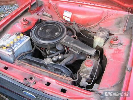 Ford Escort mk2 Van - Hmm jeg er kommet i tvivl om der er mest olie uden på eller inden i motoren... billede 3