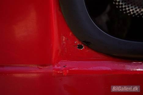 Opel Kadett E 1986 *SOLGT* - begyndende rust ved V. Siderude Bag. (bilen er våd, det er kun det ved gummi listen der er rust, det andet er vand ) billede 11