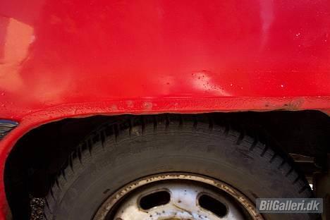 Opel Kadett E 1986 *SOLGT* - begyndende rust ved V. bagskærms kant (bilen er våd, det er kun det ved kanten der bobler, det andet er vand) billede 12