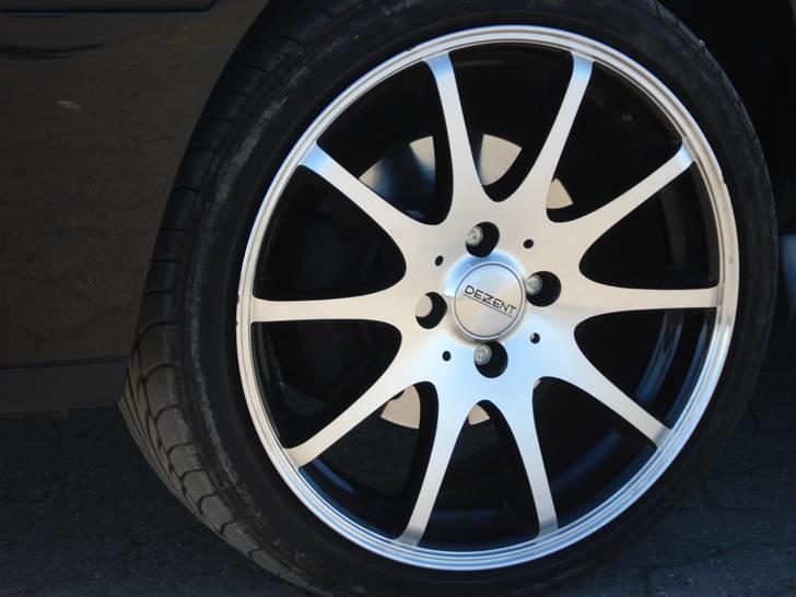 VW Polo 6n2 Openair - 16" Dezent V Dark med Dunlop SP Sport 9000 195/40/16 billede 3