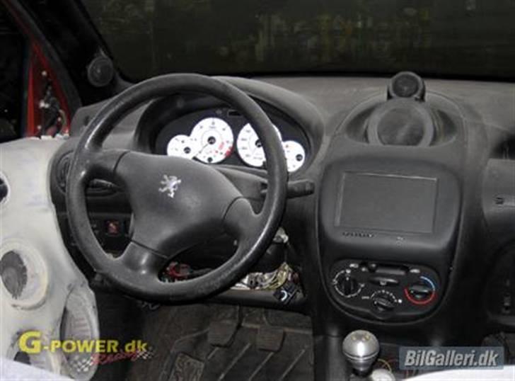 Peugeot 206 HDI - Et billede af instrumentbordet som skal beklædes med læder. Midterkonsol og centerhøjtaler bliver lakeret  [ !  UNDER CONSTRUCTION  ! ] billede 19