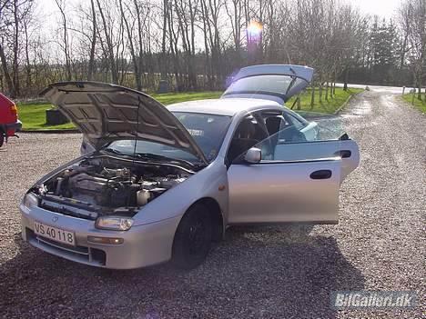 Mazda 323 F - Smadret :'( billede 1