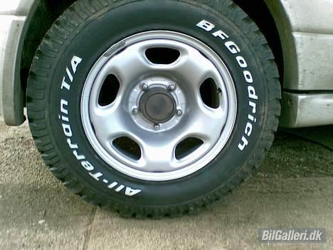 Suzuki grand vitara2,0 TD SOLGT - så kom der andre dæk på zuki´en =) billede 4