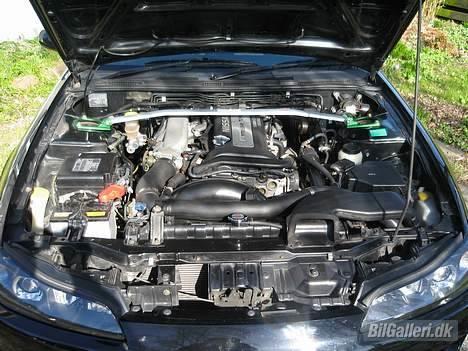 Nissan 200SX Silvia S15 Spec R - Maskinrummet blev vasket og pudset da de fine sager blev monteret. billede 3
