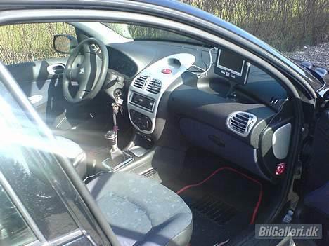Peugeot 206 Solgt - Indvendigt i bilen fladskærm med dvd og det hele;) har overvejet med playstation 2 i den, men blir først til sommer, :) billede 8