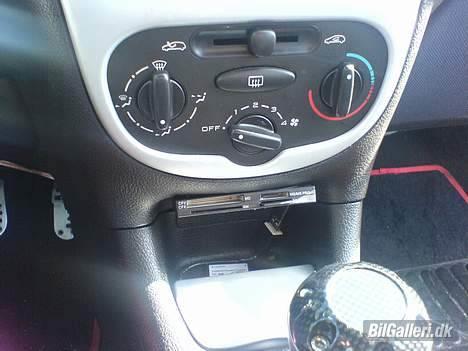 Peugeot 206 Solgt - Kortlæser altid godt at ha når man hører musik:D så det ligger på kort istedet for cd´er:) billede 10