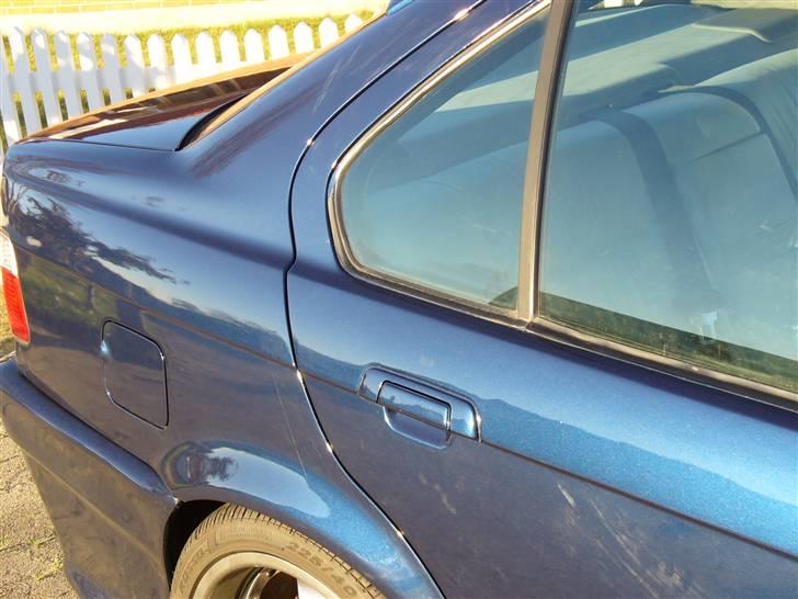 BMW 318i e36 - Undskyld den smule støv, som er på billedet - men her kan anes lidt af farveskiftet.. billede 8