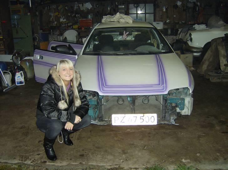 Mazda 323F BA - så blev den malet, og stolt det var jeg. så manglede jeg kun at montere skørterne :-) billede 1