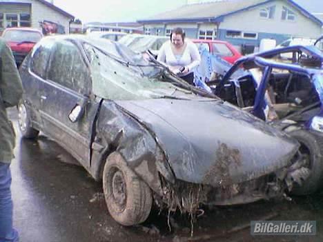 Peugeot 206 TOTAL SKADET:( - min ulykke med min nyeindkøbte peugeot 306. havde den kun under en uge.. røg ned i grøften og der efter væltede rund og landede på taget midt på vejen igen.. billede 18