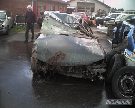 Peugeot 206 TOTAL SKADET:( - min ulykke med min nyeindkøbte peugeot 306. havde den kun under en uge.. røg ned i grøften og der efter væltede rund og landede på taget midt på vejen igen.. billede 19