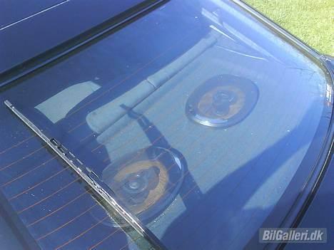 Mazda 323F Ba - Her er det beskedne anlæg så, 2 enheder i hatte hylden.. billede 16