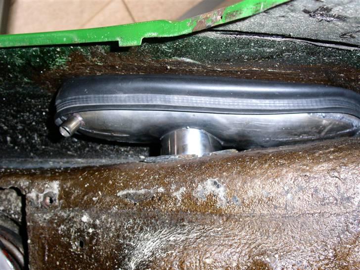 Opel Ascona C -- LET's go!! - Her ses den rustfri gennemføring til luftfilteret.. billede 17