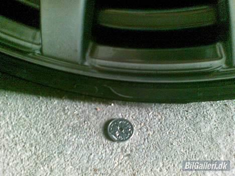 Nissan Primera2,0(Solgt)(Jeppes) - der er ikke langt fra fælg til jorden (der er en 2krone) billede 3