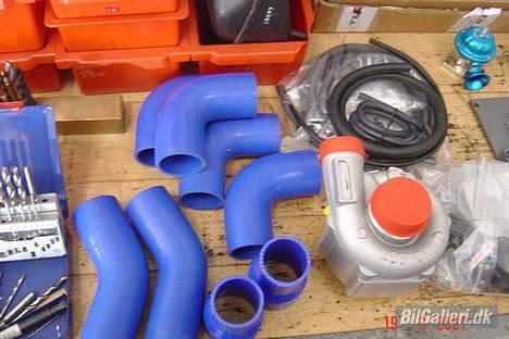 BMW e36 318 K - div. stumper bl.a. silicone rør, kompressor osv billede 12