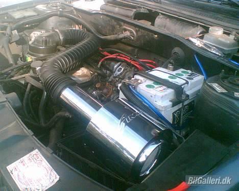 Peugeot 405 GLX (Skrottet) - Læg mærke til alle slanger sidder på røret (olieslanger m.m) Selvlavet studser og det hele billede 15