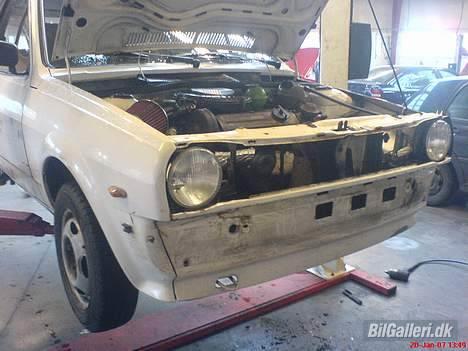 VW Polo 86C - Var lige igang med at kigge lidt under kofangeren! billede 2