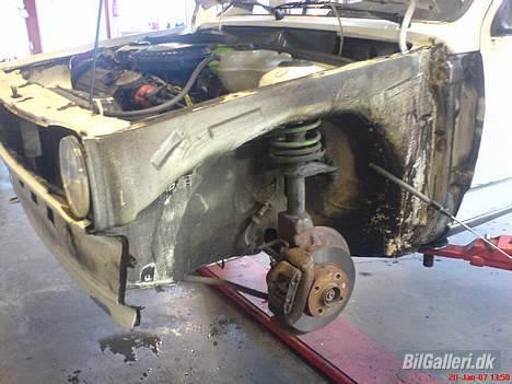 VW Polo 86C - Skulle da lige se hvordan den så ud under skærmen.. billede 3