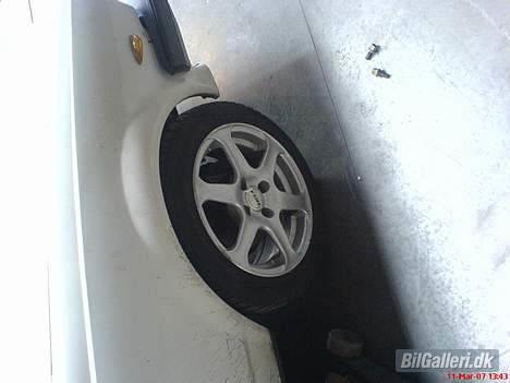 VW Polo 86C - Prøvede lige med et sæt 15x7" alufælge på, gik desværre ikke i bag, men i for dur det :) billede 5