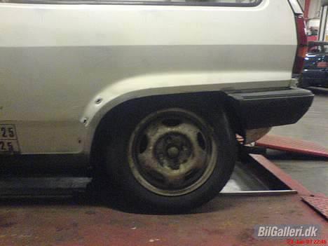 VW Polo 86C - Da den var sænket i bag også, havde en lyd ved fjederen, derfor er den hævet igen.. billede 7