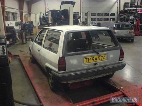 VW Polo 86C - Jaaa, bagklappen er rimelig grundet, men den skal jo males på et tidspunkt.. billede 8