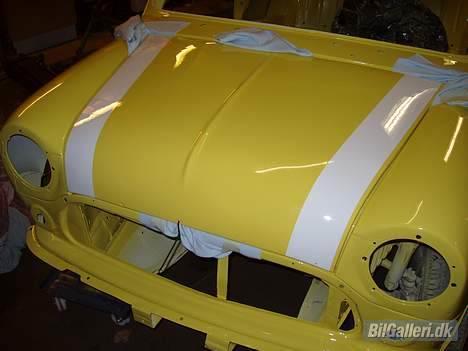 Mini morris mascot - Motorhjelmen.....nu mangler der bare nogle tynde sorte streger omkring de hvide... billede 3