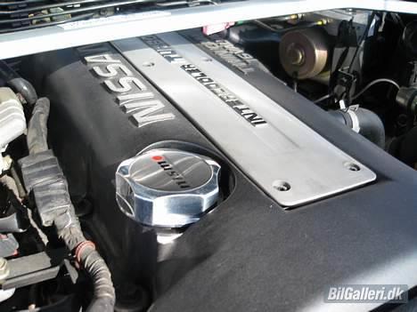 Nissan 200SX Silvia S15 Spec R - Lige et close-up af NISMO oliedækslet. billede 4
