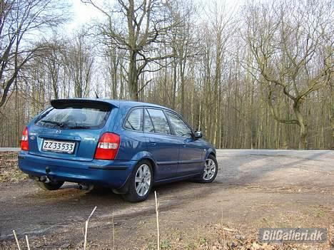 Mazda 323F **SOLGT** - ja mere offroad er den ikke. billede 2