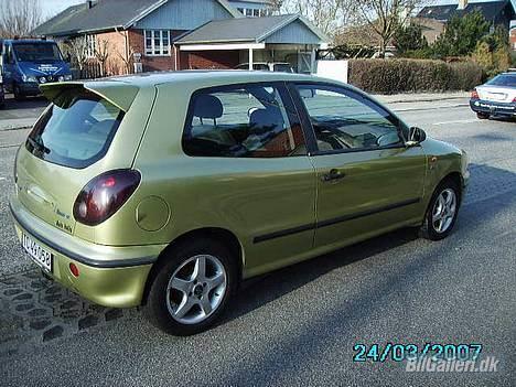 Fiat Bravo 1.4 SX "Byttet" - Lidt små ridser hen af siden. Intet slipol ikke kan klare.. billede 5