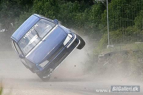 Opel kadett 2,0 16v rallycross - mirakuløst gik jeg ikk på taget, jeg landede på alle fire, dog med en knækket trækaksel, og en bugget styrestang. billede 4
