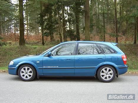 Mazda 323F **SOLGT** - bliver den sænket meget mere, støder jeg på alle steder, total træls. billede 7