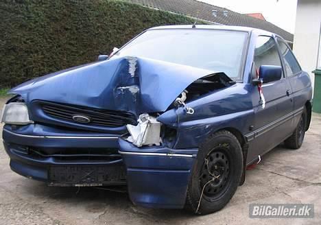 Ford Escort  - En dum udskridning ind i en lygtepæl tog livet af escorten... øv billede 8