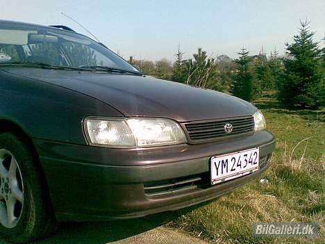 Toyota Carina E St. Car - et nyt billed taget i den flotte natur på bornholm.. billede 11