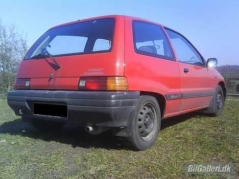 Daihatsu Charade "solgt" - Som den ser ud nu d. 23/3, standard fælge malet sorte for nogle uger siden, alt er bedre end hjulkapsler. billede 9